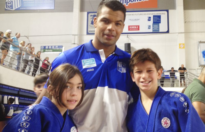 Acontece-2016-08-Judo-COPA-MINAS,-Beatriz-e-Francisco-ao-lado-do-atleta-do-Minas-tenis-Luciano-Correa