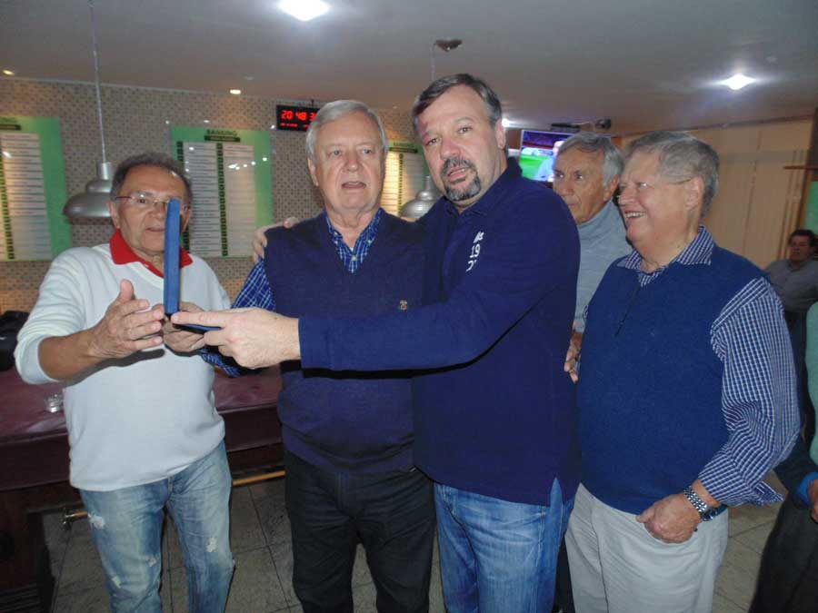 Harald Nigrin recebe prêmio das mãos de Romero Dantas