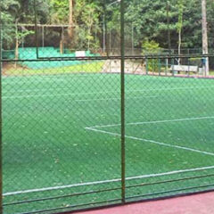 Crianças jogando futebol no Clube Paineiras do Morumby