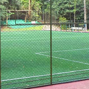 Crianças jogando futebol no Clube Paineiras do Morumby