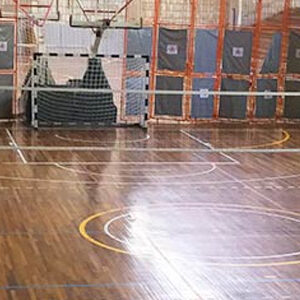Jovens praticando voleibol no Clube Paineiras do Morumby