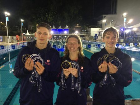 lucas tudoras stephanie balduccini e gabriel schwan segurando medalhas