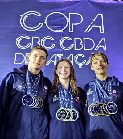 lucas tudoras stephanie balduccini gabriel schwan em frente ao banner cbc brasileiro