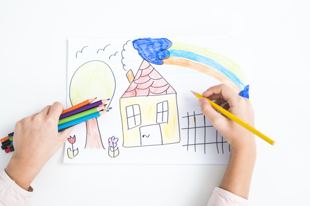 close up de menina mao desenho a casa com lapis colorido ligado papel contra branca fundo 23 2148026286