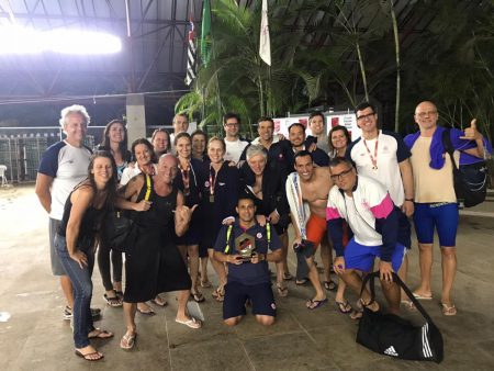 foto da equipe com o troféu