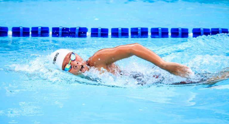 Natação - homem nadando numa piscina semi-olímpica