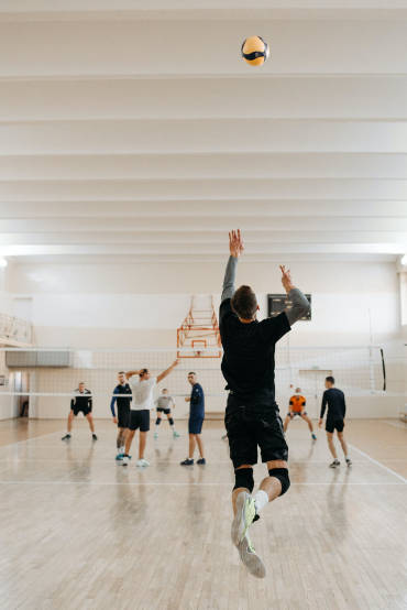 Jogador de voleibol com bola na quadra de vôlei