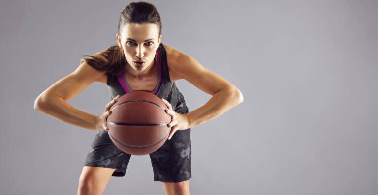 Basquete Feminino - Mulher bonita em roupas esportivas jogando basquete