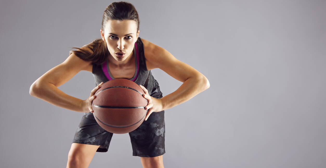 Jovem e mulher jogando basquete na quadra — Duas pessoas