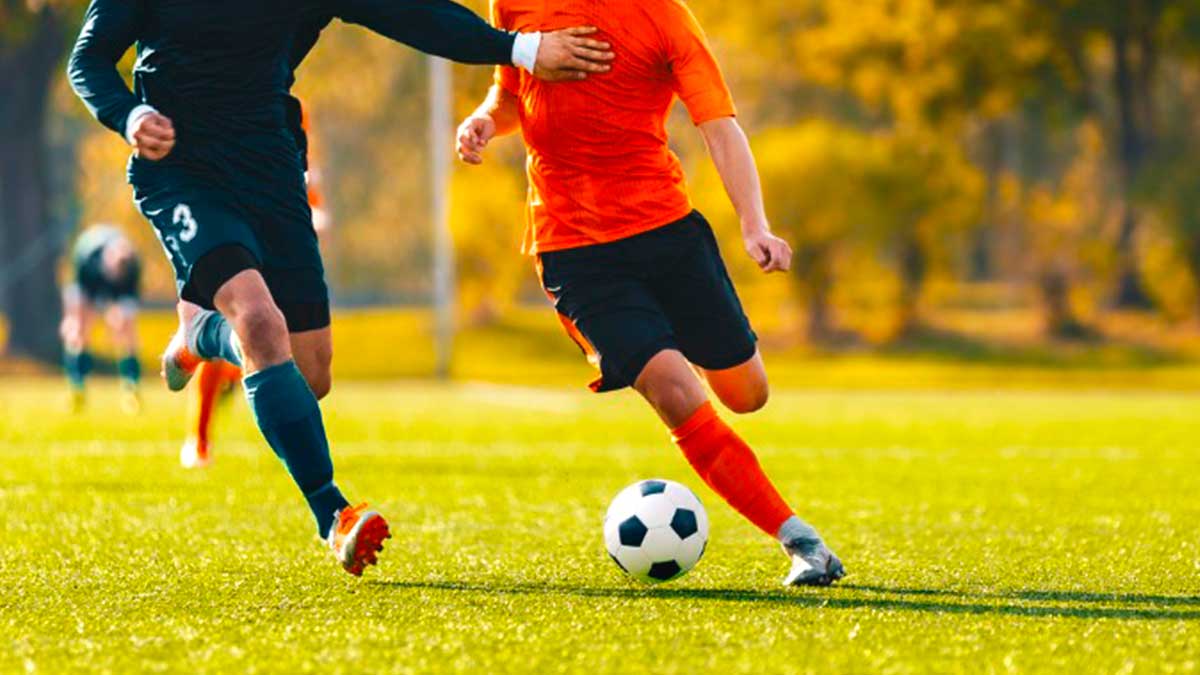 Jogadores De Futebol Que Estão No Campo Durante a Prática Foto de