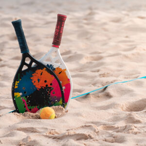 Raquete de tênis e bola de praia