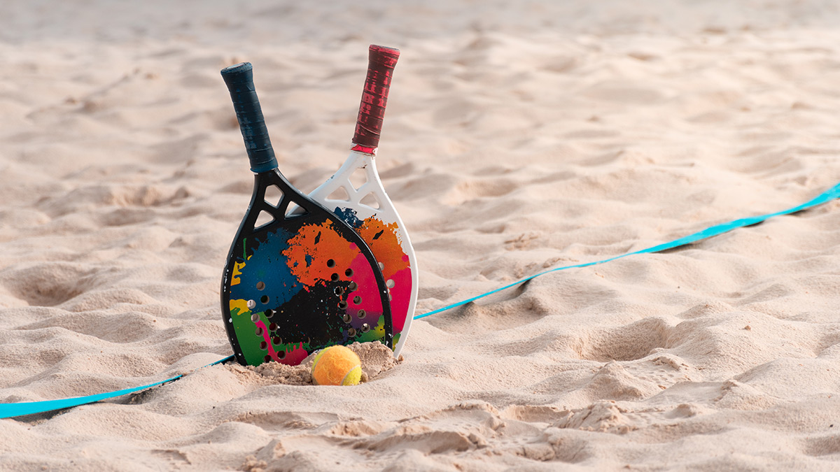 Raquete de tênis e bola de praia
