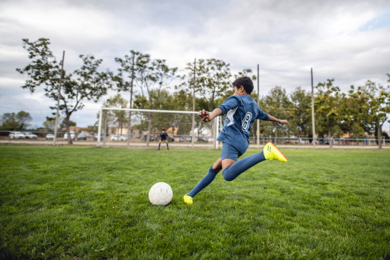 3 Formas de Chutar Corretamente uma Bola de Futebol