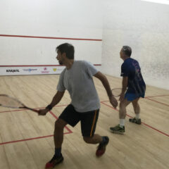 Jogadores disputando uma partida de squash em quadra indoor no Clube Paineiras do Morumby