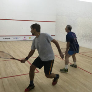 Jogadores disputando uma partida de squash em quadra indoor no Clube Paineiras do Morumby
