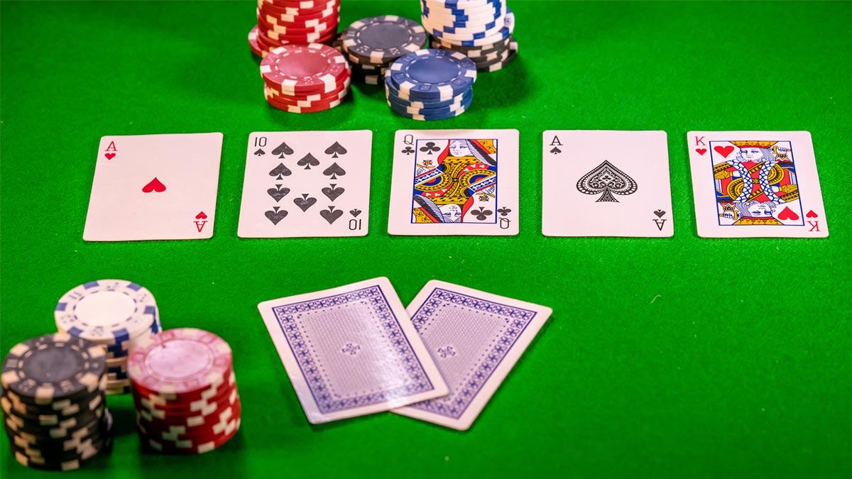 Vetores de Defina O Jogo De Mesa De Poker Online A Carta De