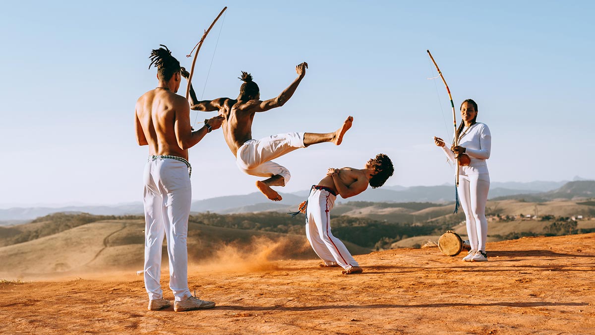 Homens praticando capoeira