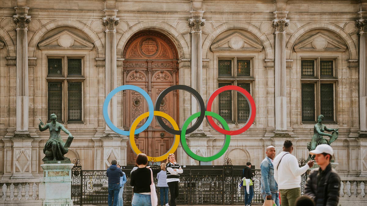 Anéis olímpicos em frente ao hotel