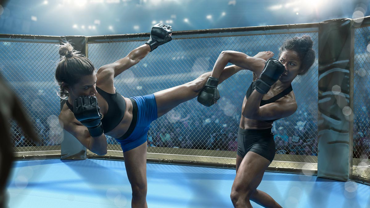 duas atletas de MMA lutando em em um ring
