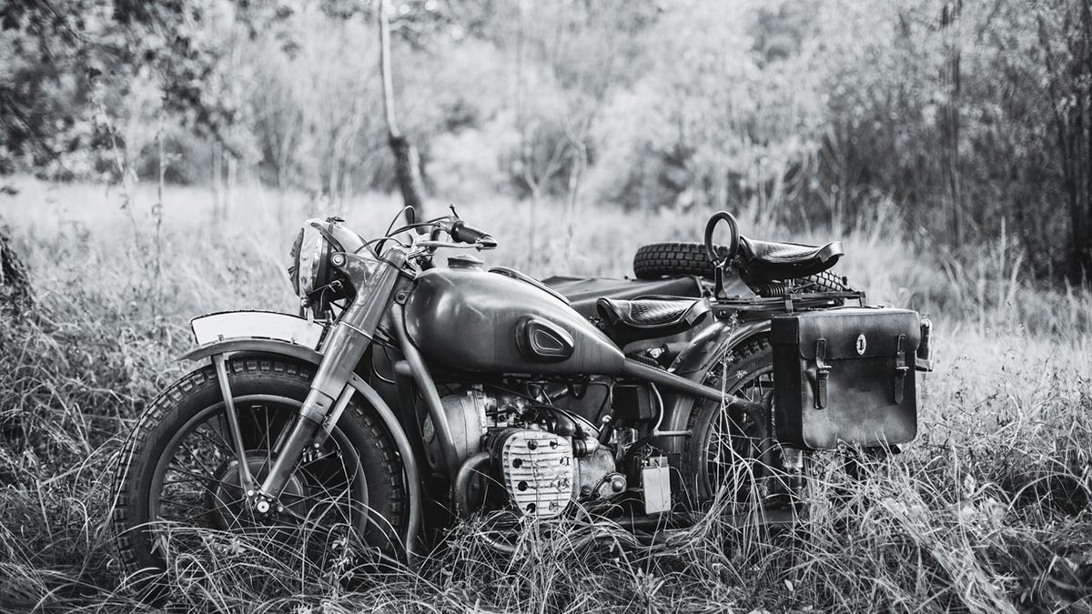 Moto vintage, parada em um campo