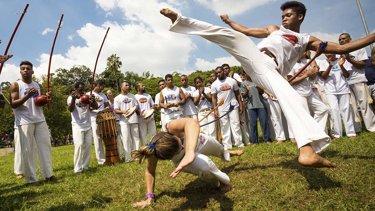 Homem e mulher em roda de capoeira