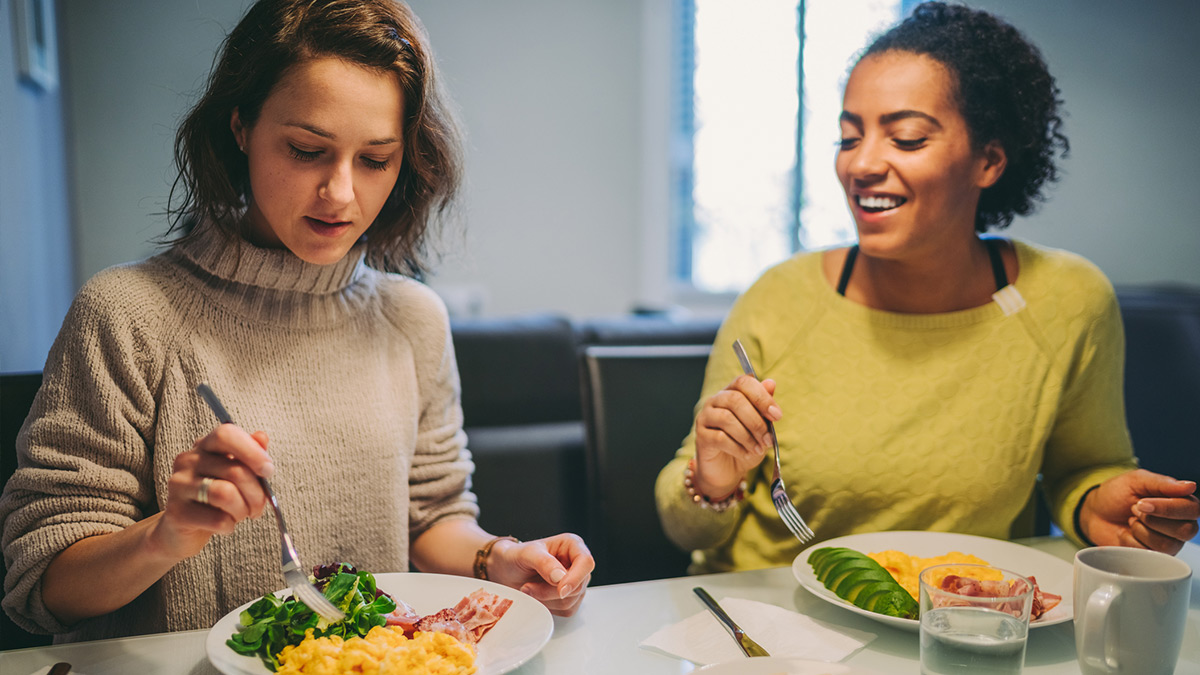 Duas mulheres a almoçar em casa