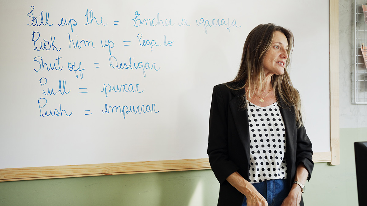 Professora em sala de aula, a ensinar inglês.