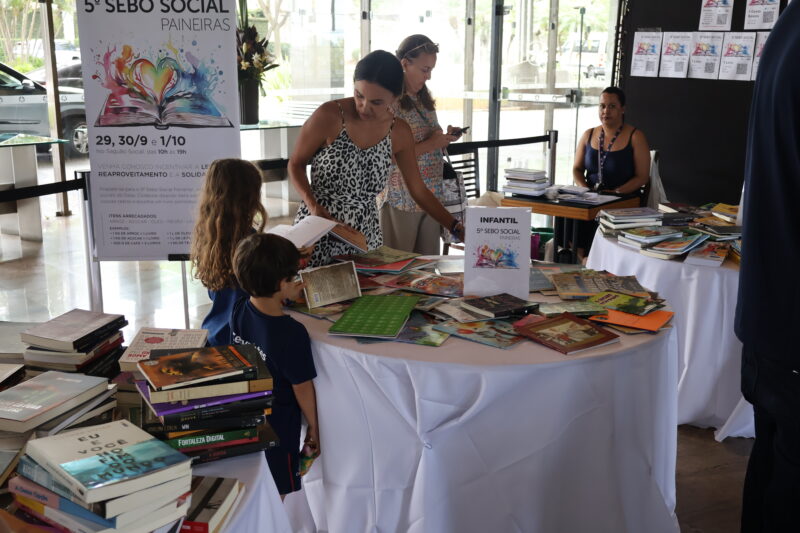 Na imagem, família de associados que estava escolhendo seus livros no Sebo Social.