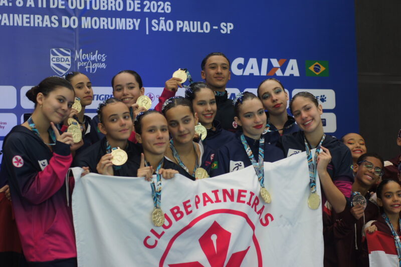 Na imagem, time do Paineiras de nado artístico que ficou com a medalha de prata no Campeonato Brasileiro Infantil e Juvenil.