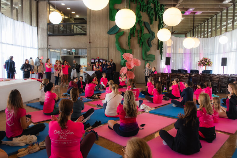 Na imagem, momento da Ginástica das Emoções, que fez parte da programação do Outubro Rosa.