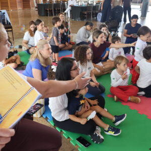 Na imagem, momento da comemoração dos dez anos do Clubinho de Leitura com as crianças ouvindo a história.
