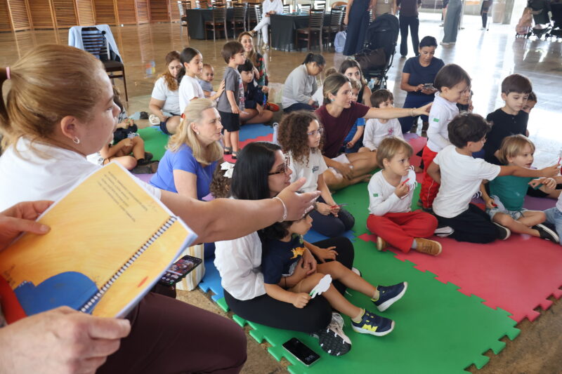 Na imagem, momento da comemoração dos dez anos do Clubinho de Leitura com as crianças ouvindo a história.