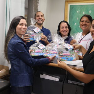 Na imagem, setor do RH entregando os livros de colorir para outros colaboradores do Paineiras.