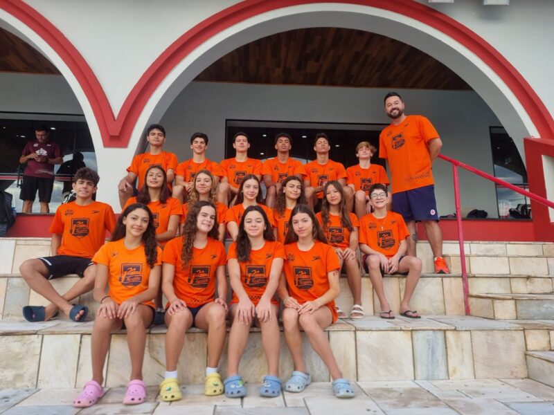 Na imagem, os nadadores paineirenses que tiveram no Troféu Kim Mollo.
